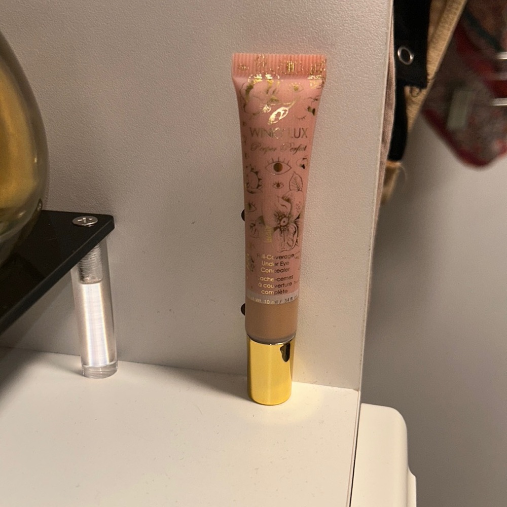 Winky Lux concealer
